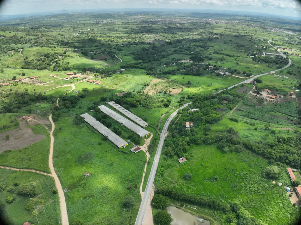 Vista aérea ampla do Recanto dos Lagos em Glória do Goitá, com campos verdes e horizonte ao fundo